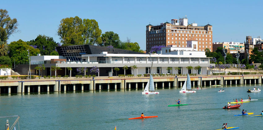 Edificio Acuario de Sevilla desde el río Guadalquivir | Sevilla con los peques