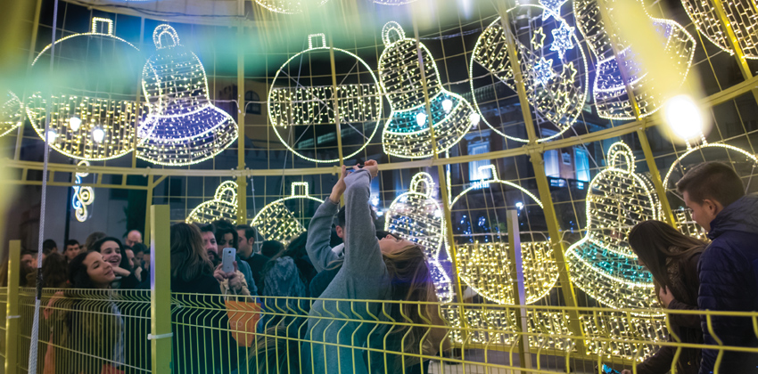 Árbol transitable y Carrusel francés en Puerta Jerez 01 | Sevilla con los peques
