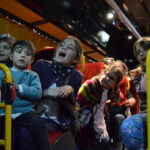 Teatro bus, un show sobre ruedas en el que el escenario es el interior de un autobús | Sevilla con los peques