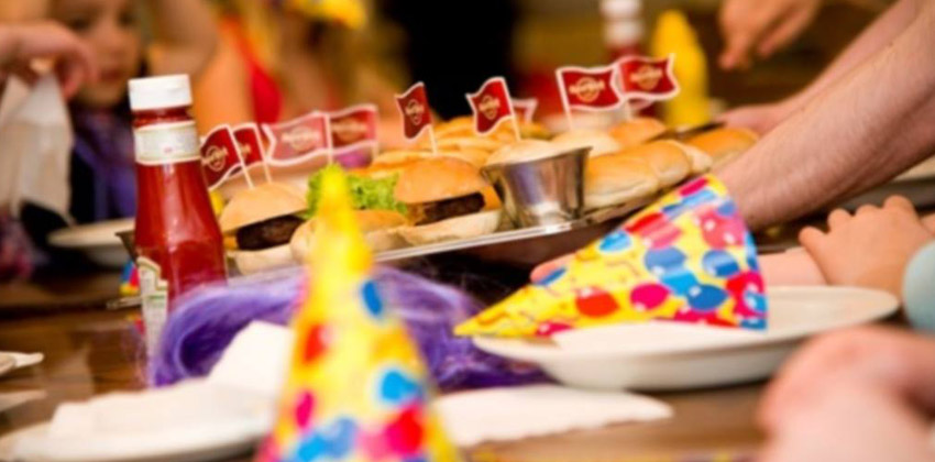 Bandeja con hamburguesas de Hard Rock Cafe Sevilla | Sevilla con los peques 