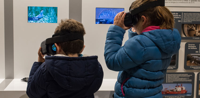 Niños con gafas virtuales en la Exposición del Parque de Doñana en Casa de la Ciencia | Sevilla con los peques