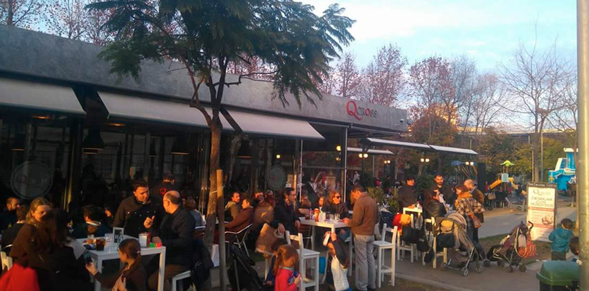 Qcross una terraza bar con columpios en Sevilla | Sevilla con los peques