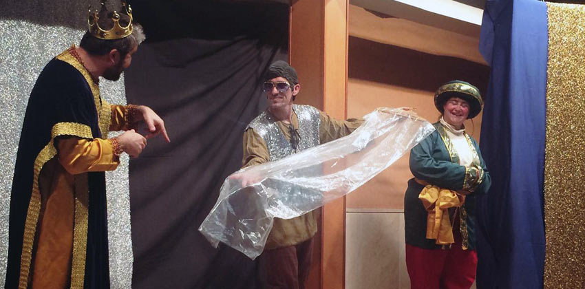 El traje nuevo del emperador 01 | Sevilla con los peques