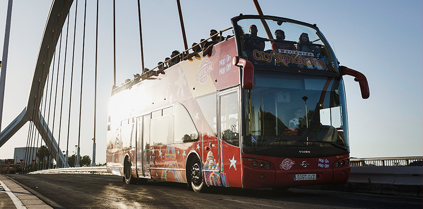 Paseo en bus y en barco por 6,99 euros con City Sightseeing Sevilla sobre el puente del V Centenario | Sevilla con loso peques