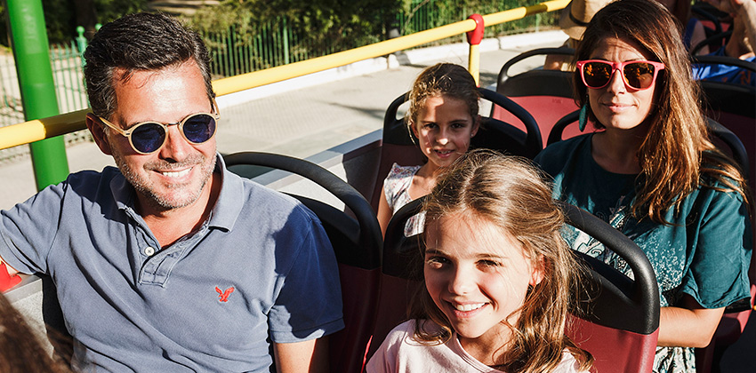 Paseo en bus y en barco con City Sightseeing Sevilla, padres con sus hijas en el bus | Sevilla con loso peques