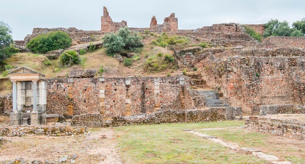 Desde el Foro. Pórtico de dos pisos. Escalera monumental de subida al Templo de Podio y Templo de Fortuna y Hércules de Munigua | Sevilla con los peques