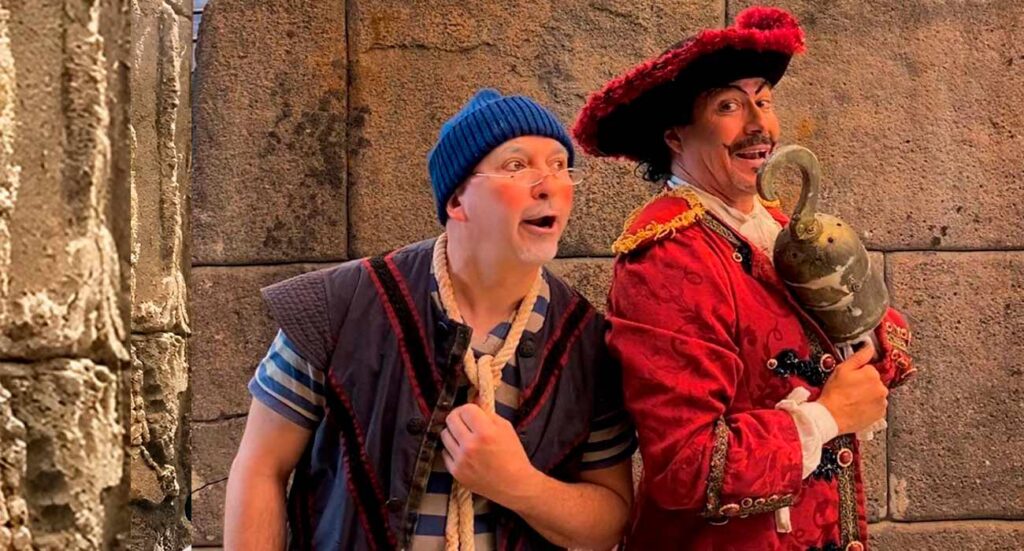 El capitan con uno de los marineros en el espectáculo Garfio Cuando Garfio conoció a Campanilla | Sevilla con los peques