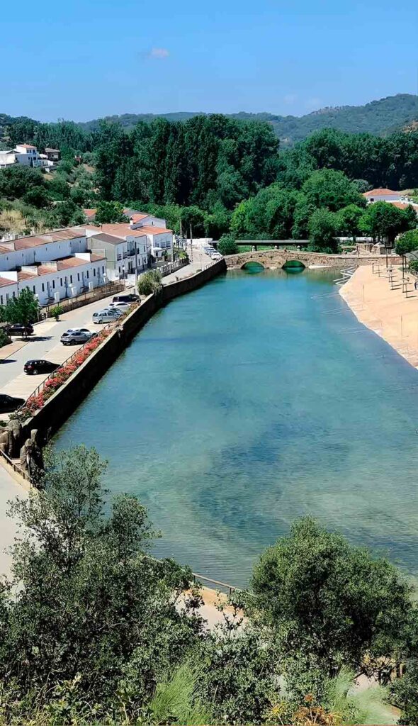 Playa de Sa Nicolas del Puerto antes de abrir para el verano | Sevilla con los peques