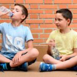 Los colegios de Sevilla permitirán la salida anticipada del alumnado en días con alerta roja o naranja por el calor | Sevilla con los peques